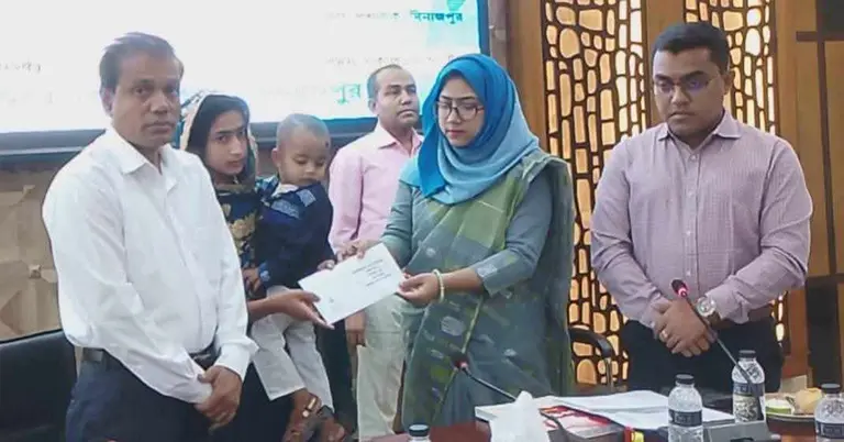 জুলাই অভ্যুত্থানে নিহতদের পরিবারের মাঝে সঞ্চয়পত্র বিতরণ